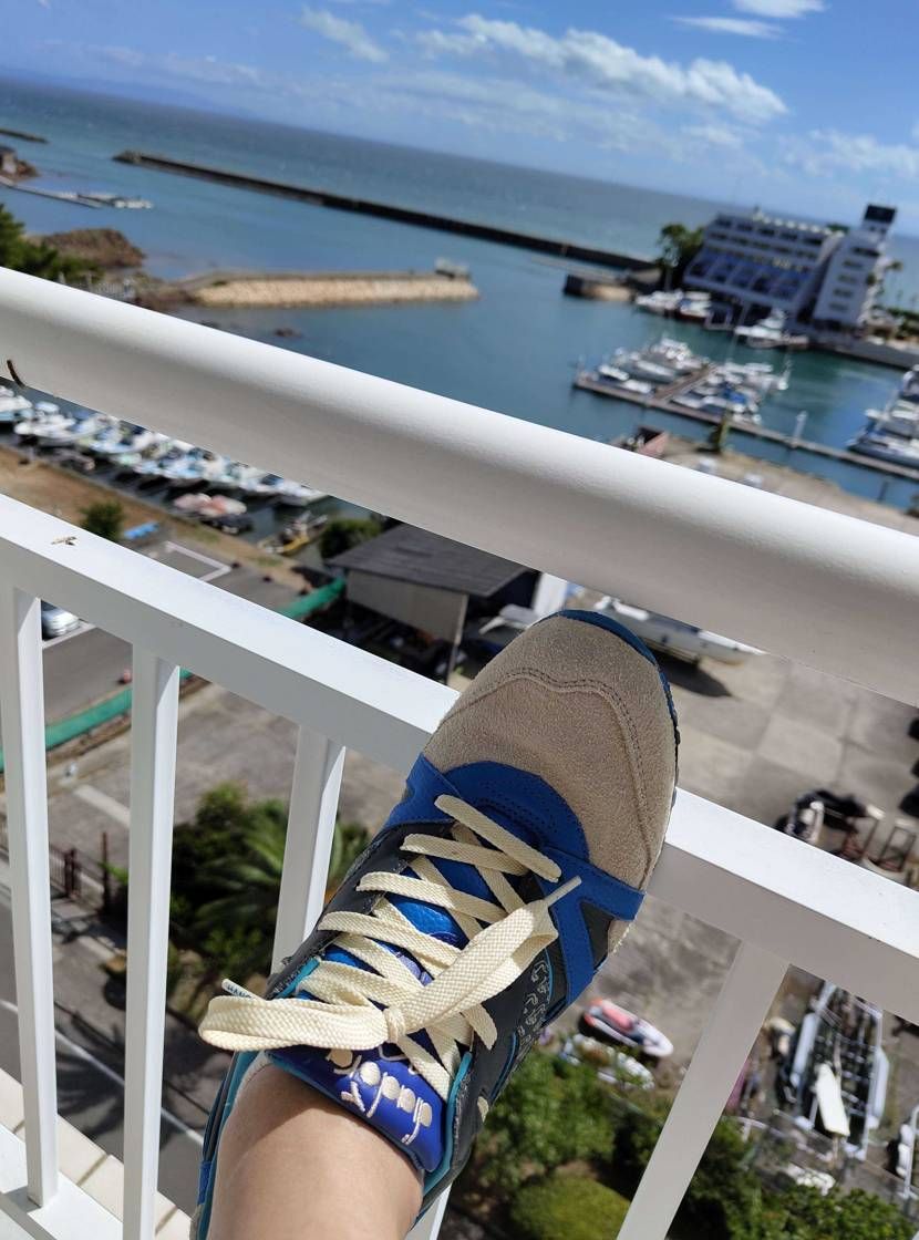 おはようございます☀️
ひと時の休息中です

夏っぽいスニーカーDiado