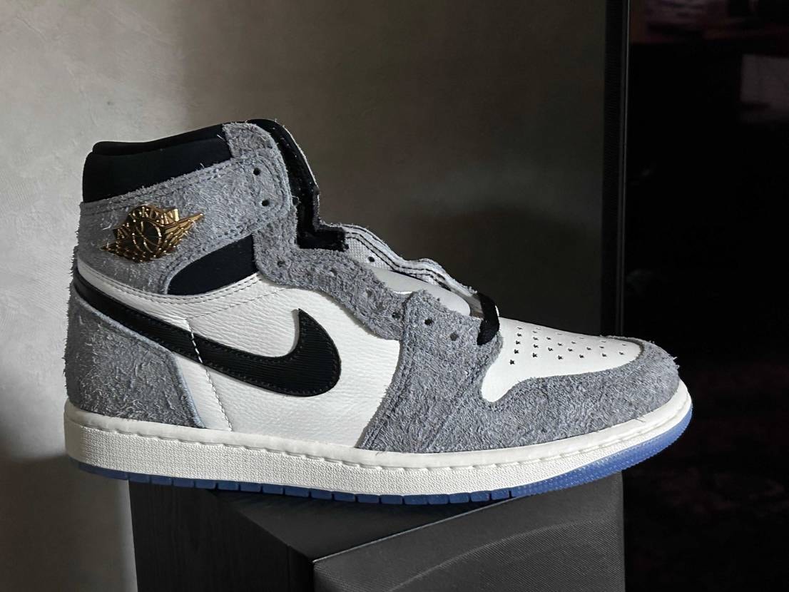 今日届きましたが、実物良いです。
金のウィング、光の反射具合で雰囲気が変わるの