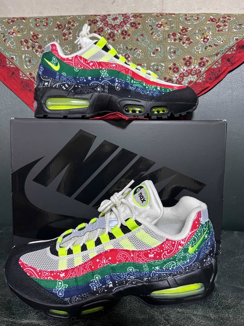 到着しました。
遊び心が有り、エスニック感も有り。
個性的で面白いシュ-ズだ