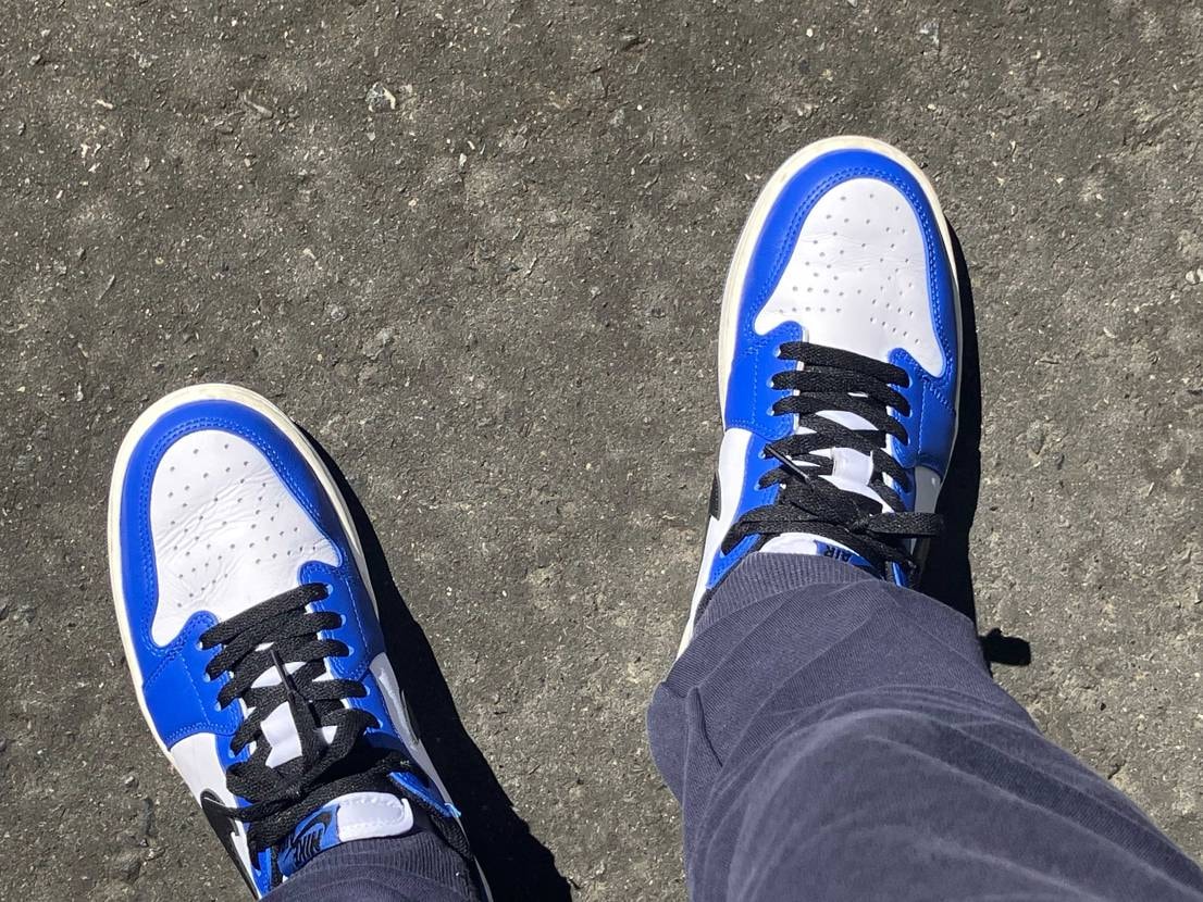 最近はエア ジョーダン 1 LOW Game Royalを履いて出かける事が多い