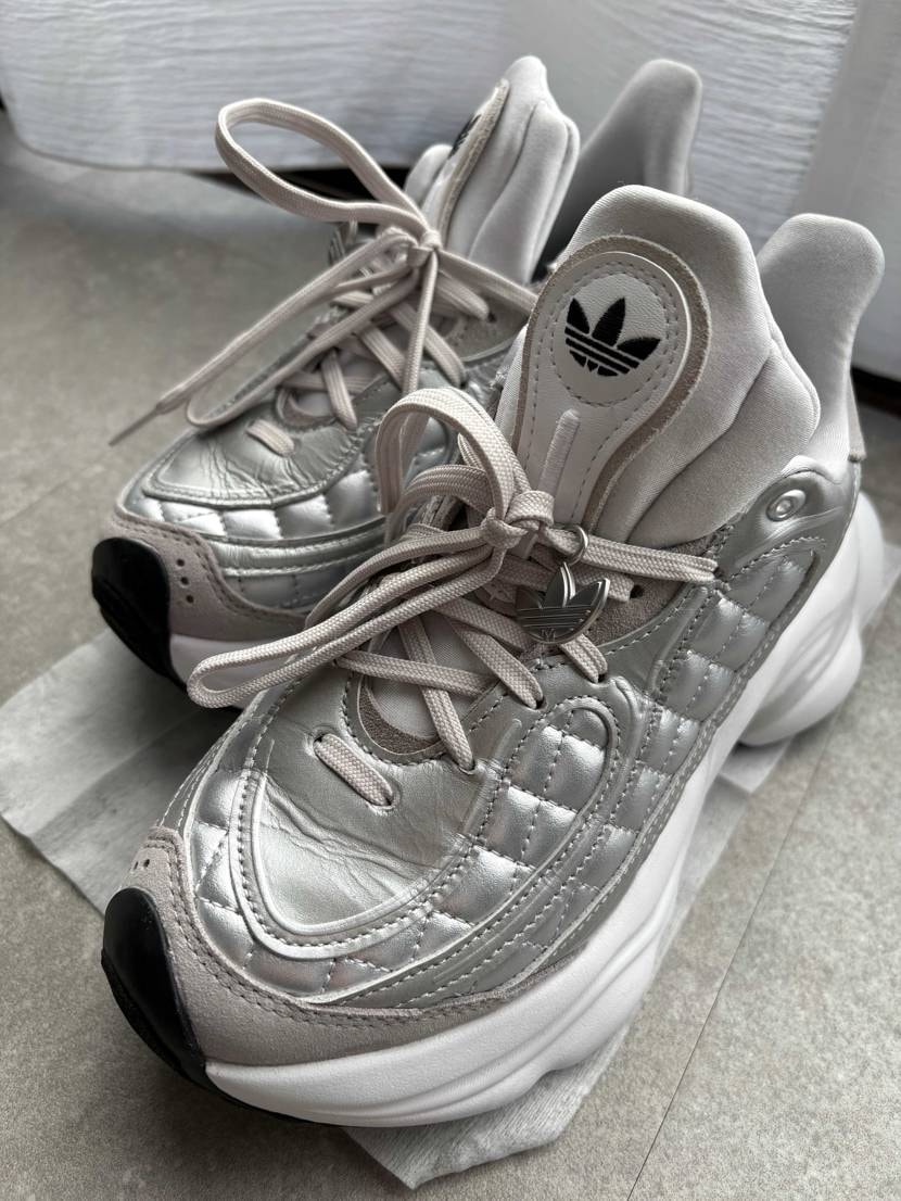 スニーカー自体はめちゃめちゃ可愛いのに似合わなかった...
誰か私の代わりに履