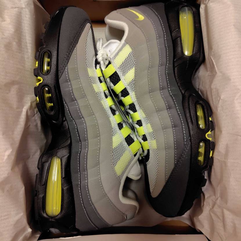 ABCMart7日発送の10日到着しました！
2020年レッド28cmを履いて