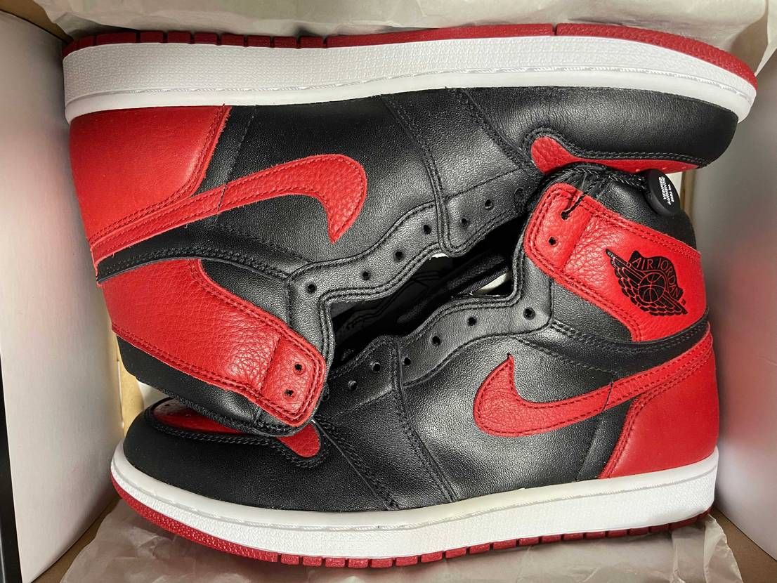 黒タグも着いてなく新品なのですが片方のNIKEマークの縫い目がモワモワしてたんで