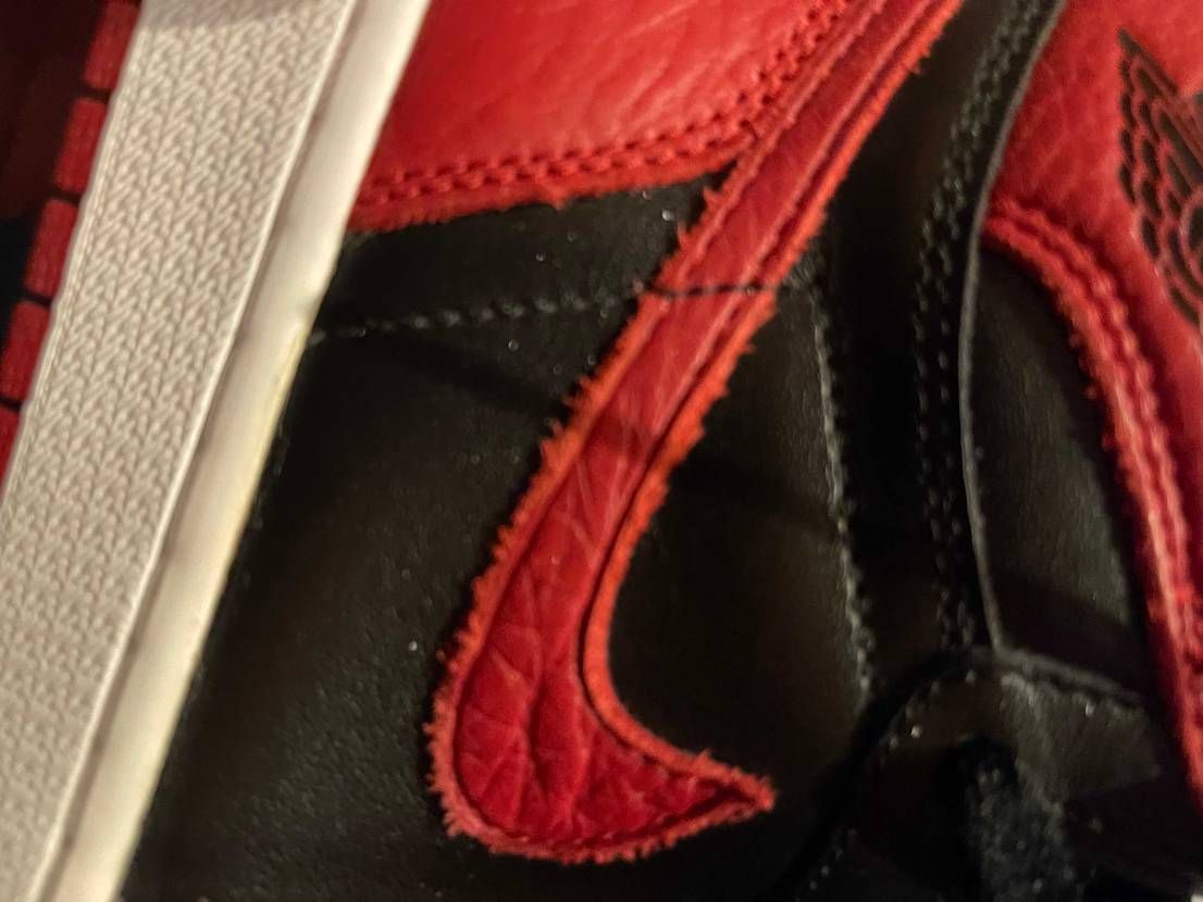 黒タグも着いてなく新品なのですが片方のNIKEマークの縫い目