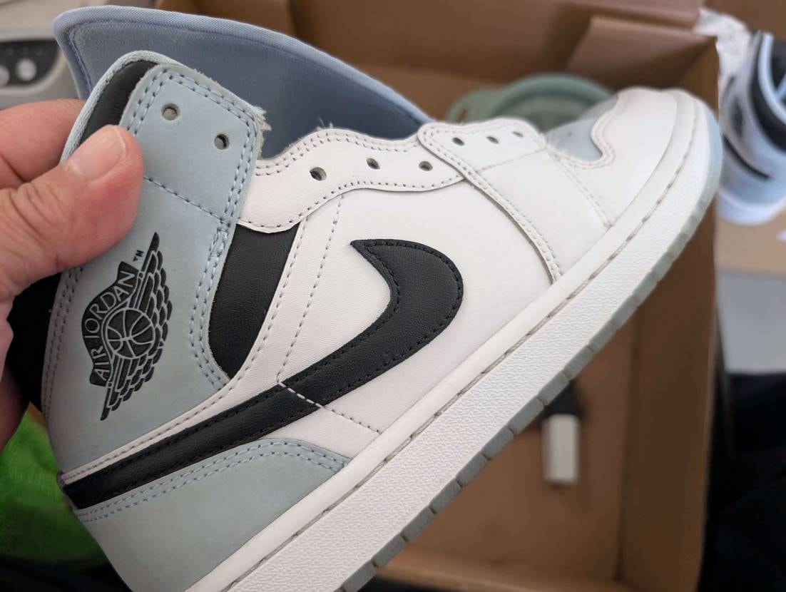 
知人から譲り受けて履き込んだJordan1 mid。
