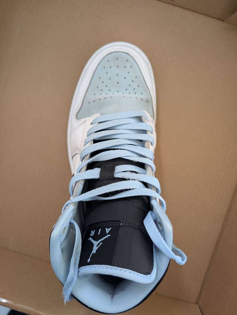 
知人から譲り受けて履き込んだJordan1 mid。
