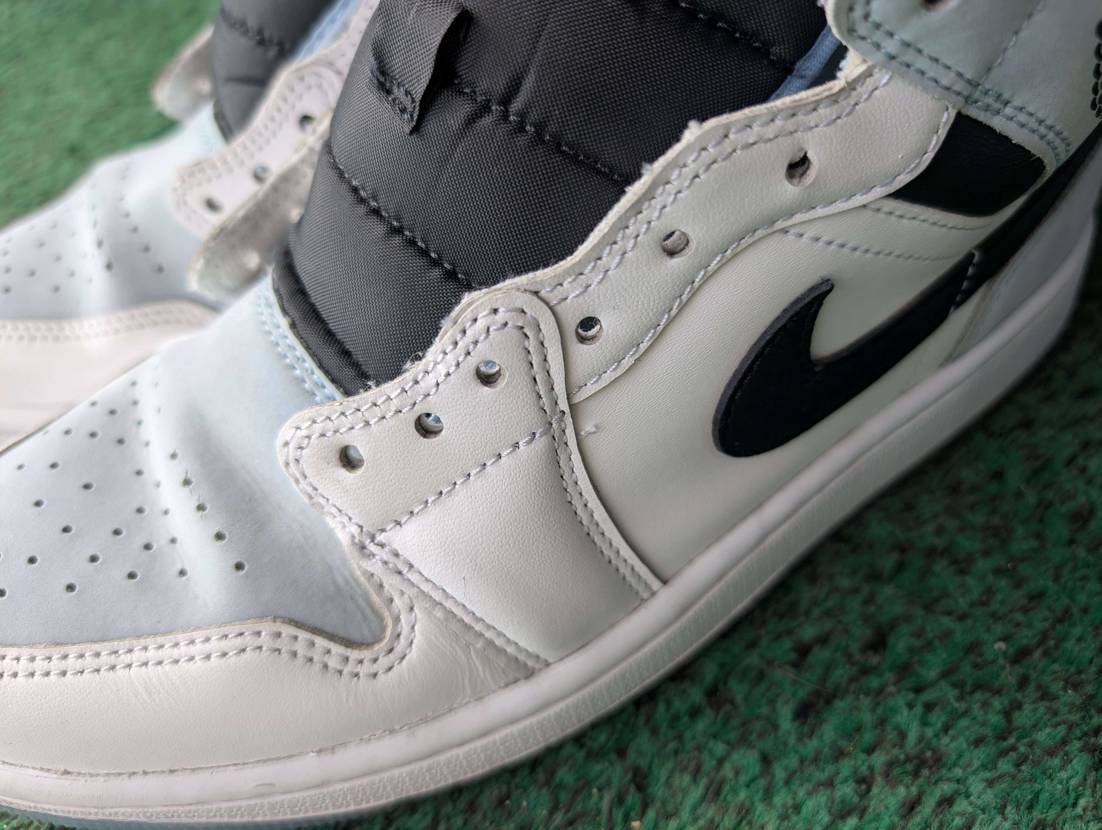 
知人から譲り受けて履き込んだJordan1 mid。
くたびれてきてるけど