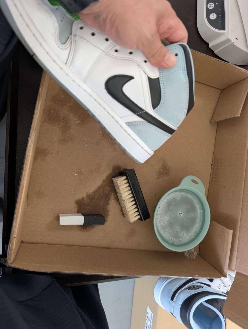 
知人から譲り受けて履き込んだJordan1 mid。
