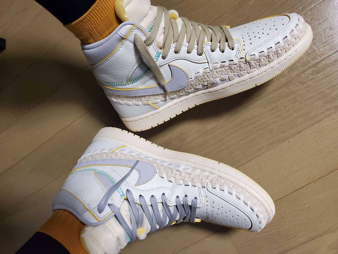 靴紐交換するのも楽しい。(右が好き)
購入⇒試着⇒なんか違うのループで靴紐予備