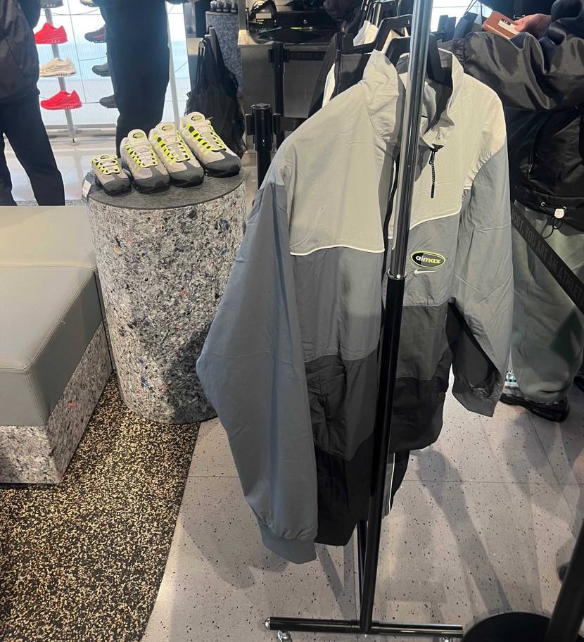 NIKE銀座整理券30番代でマイサイ無事ゲット！
まだまだ並びいますね。