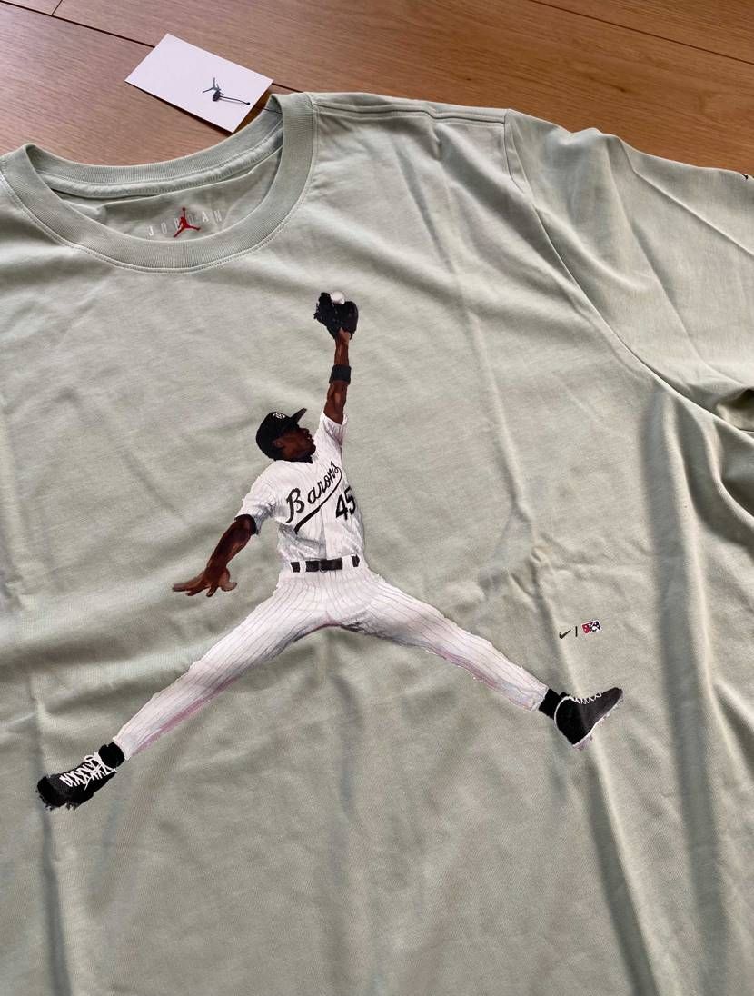 面白いTシャツと思って購入してみましたが、実際の色も良かった🤗