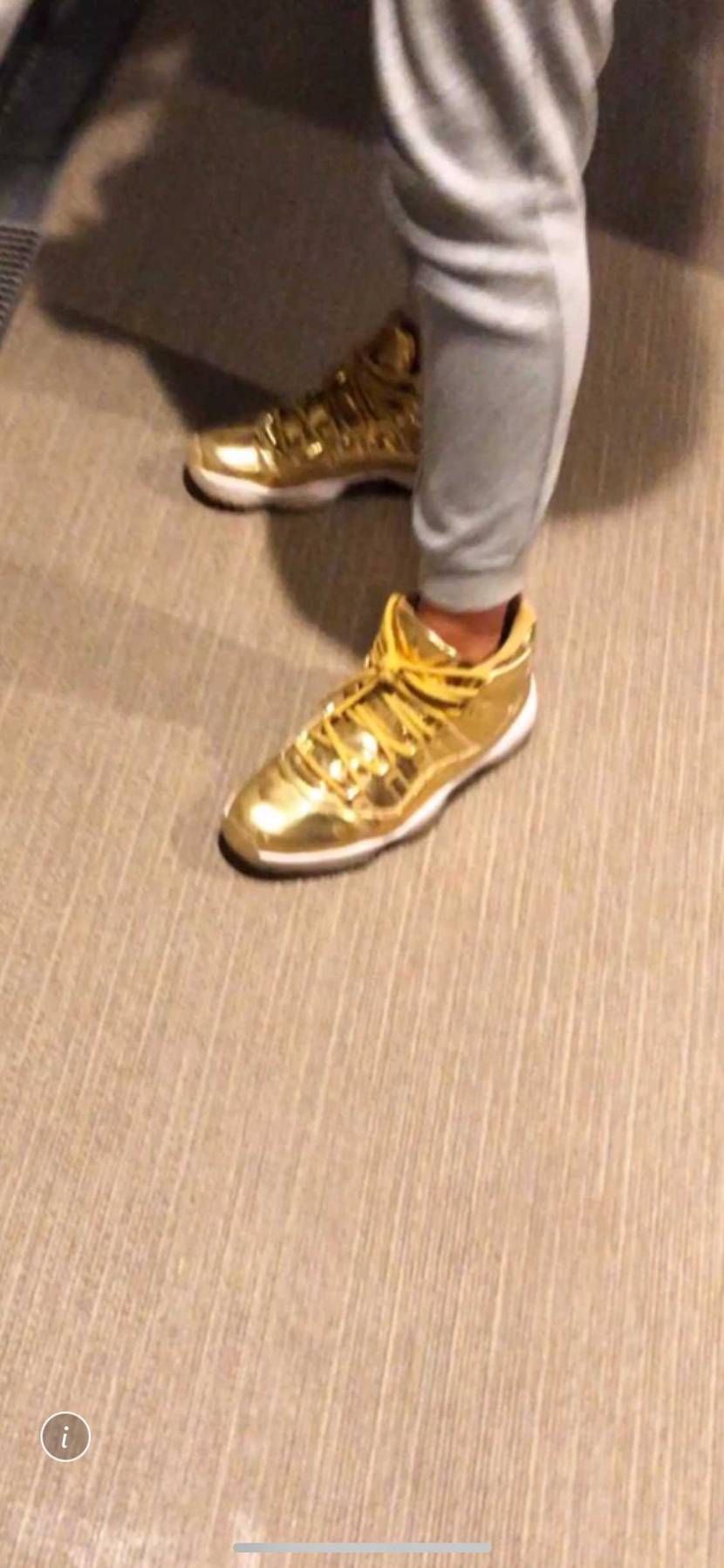 すいません！質問です！ 友達がこんな感じのaj13の靴を
持ってると自慢してき