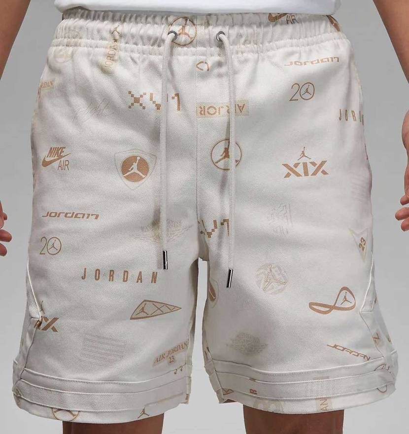 snkrsで買ったこれ。15〜16ozジーンズ並にゴワゴワして気に入ってるので黒