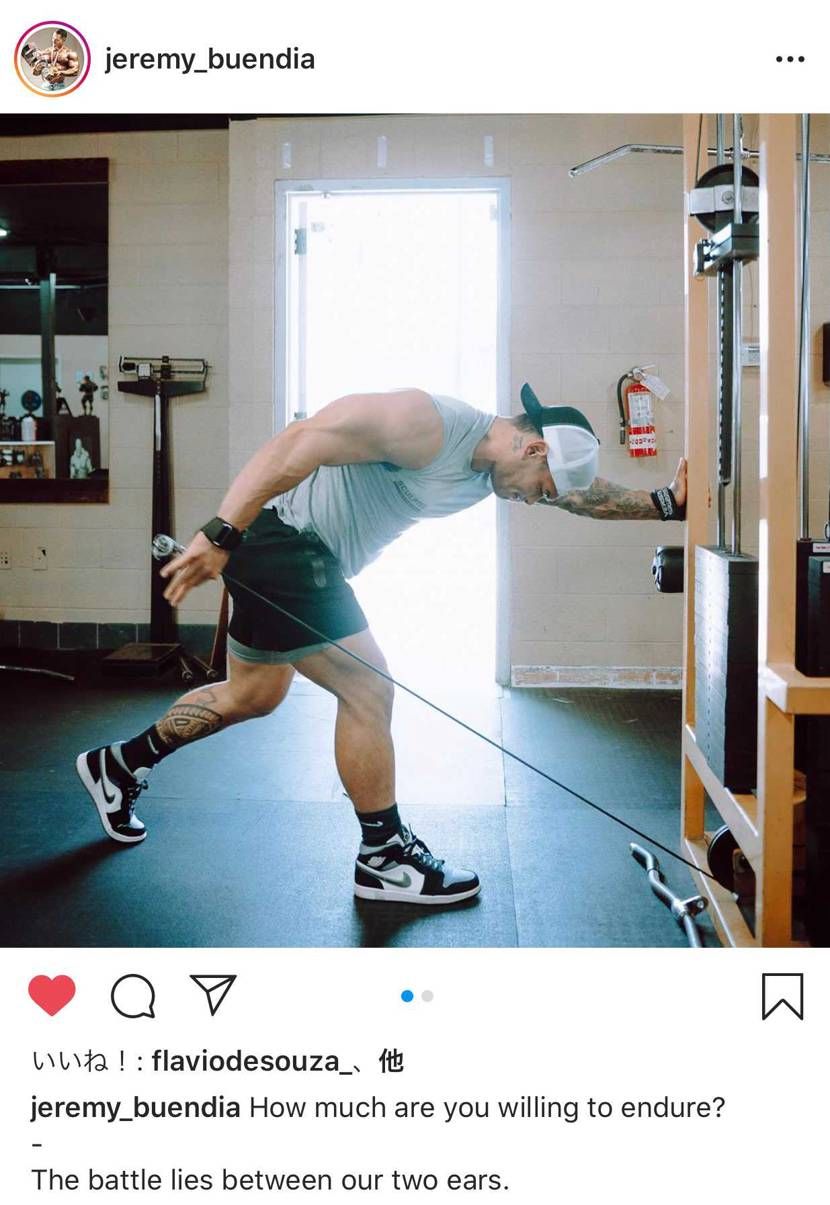 ジェレミーがスモークグレーのミッドを履いてトレーニング