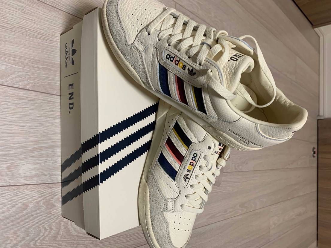 実物最高にカッコよかった。。シュータンと踵ロゴはそれぞれ片方ずつEND.とadi