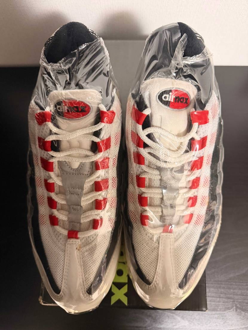 グラデーションの濃さもオリジナルと比べると違いますね。シュー