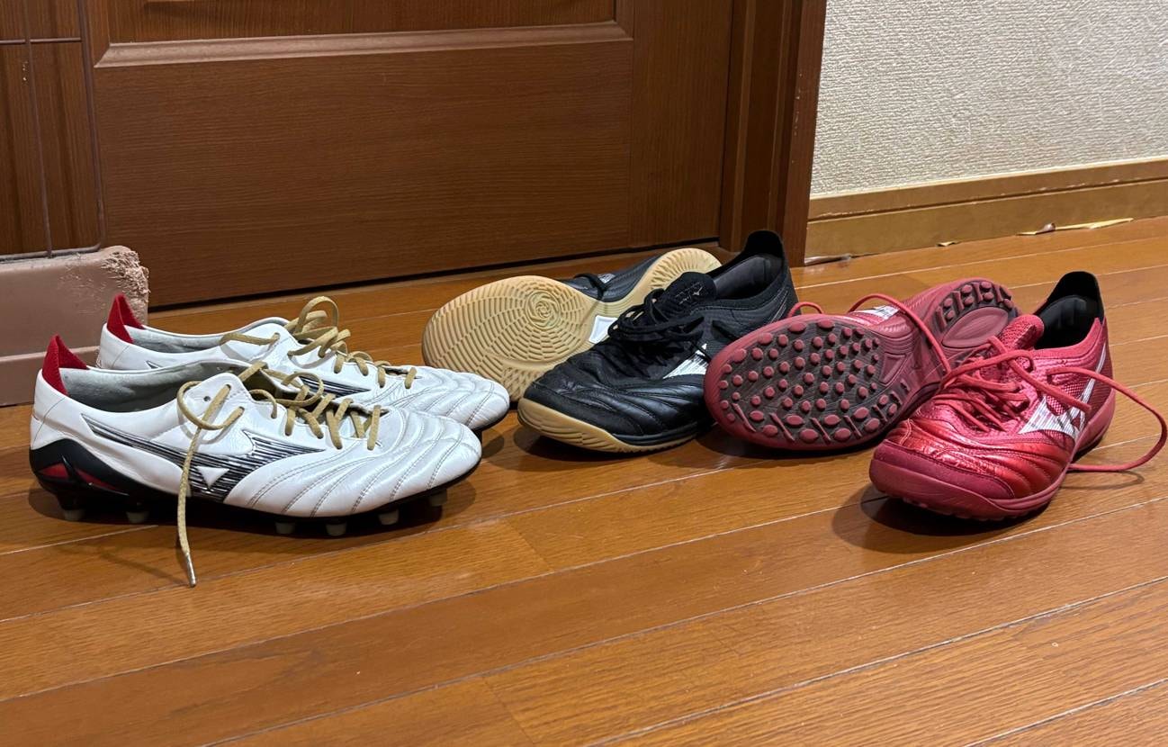 モレリアはNEO派です。
NEO4は万能で土、人工芝、芝とどこでも履けるので重