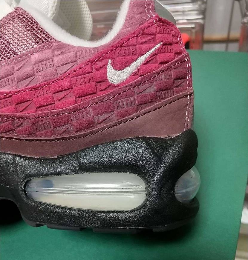 KITH×NIKEの95実物よく見てみるとビッグバブル仕様なんやね
今年は通常