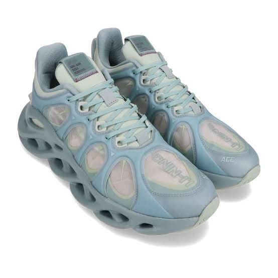 こういう青のスニーカーってどういうパンツに合わせればいいですかね？