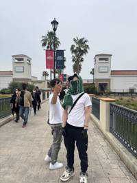 び