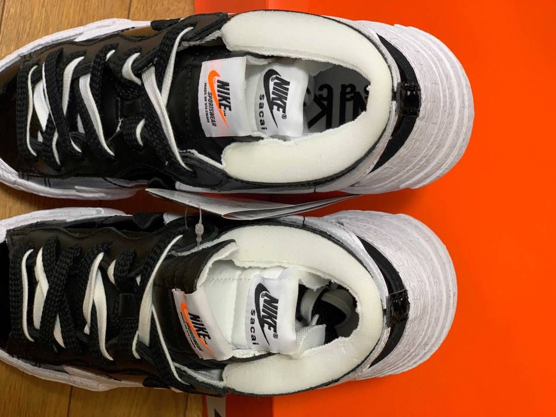 初のsacai✖️Nikeなんですけどスポンジ部分ってこんなにすぐ黄ばむもんなん
