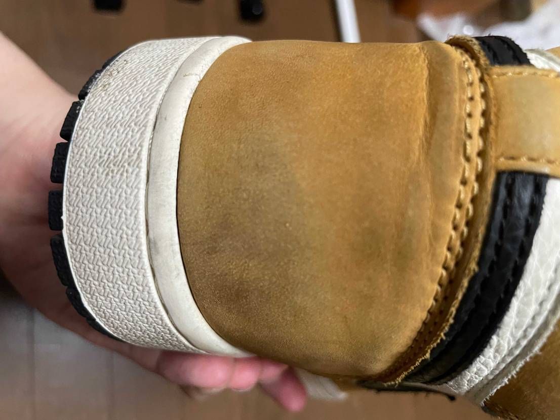 AJ1が写真みたいに汚れたのですがどのようにして汚れをおとしたらいいのでしょうか