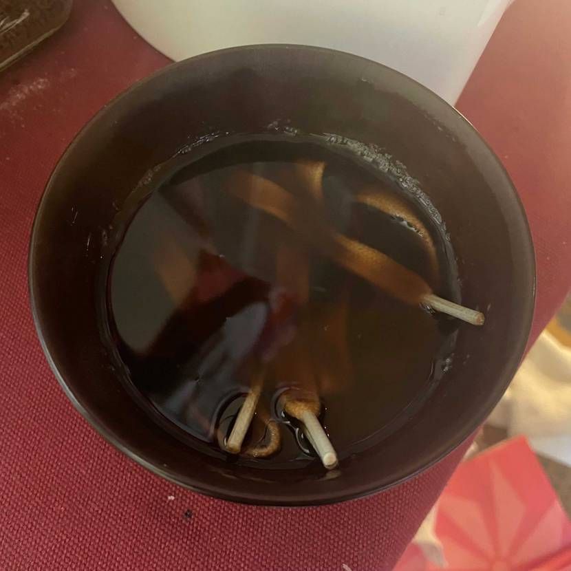 買ったシューレースが思いの外明るかったのでコーヒー染めに挑戦してみます！

