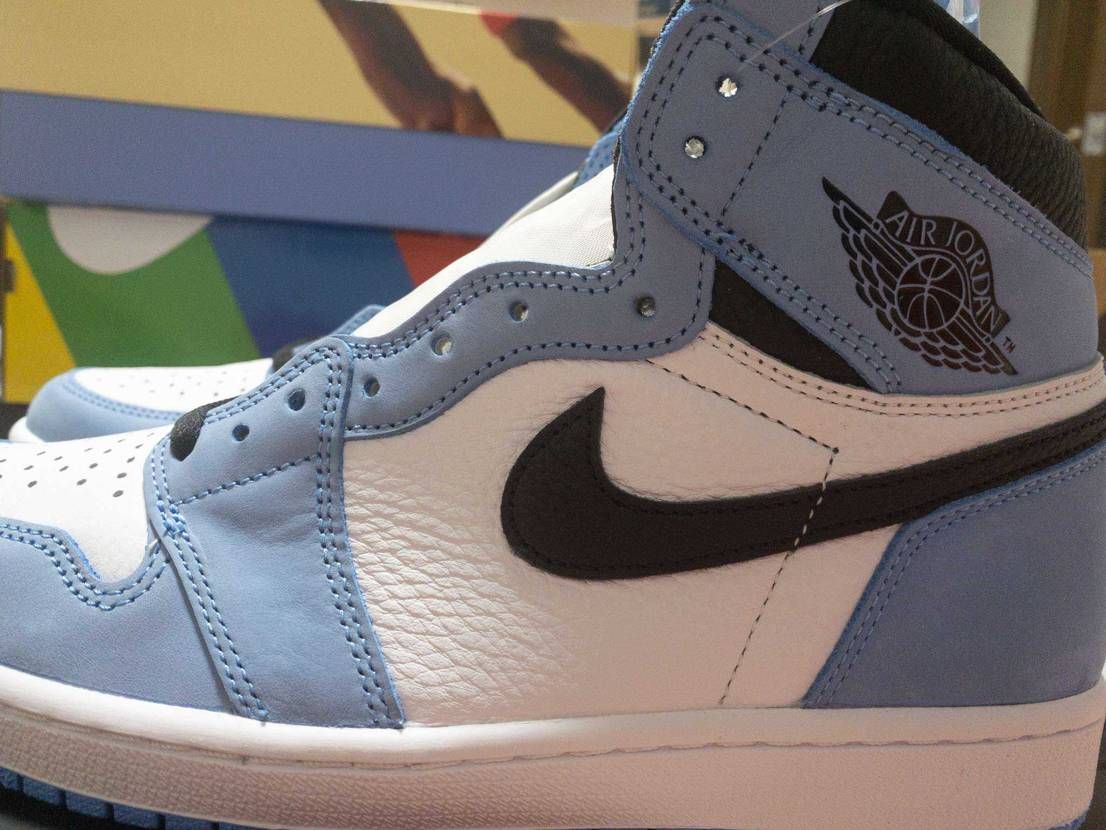 このブツブツレザーキモくない？つるつるスウッシュだったら良かった。
いらないか