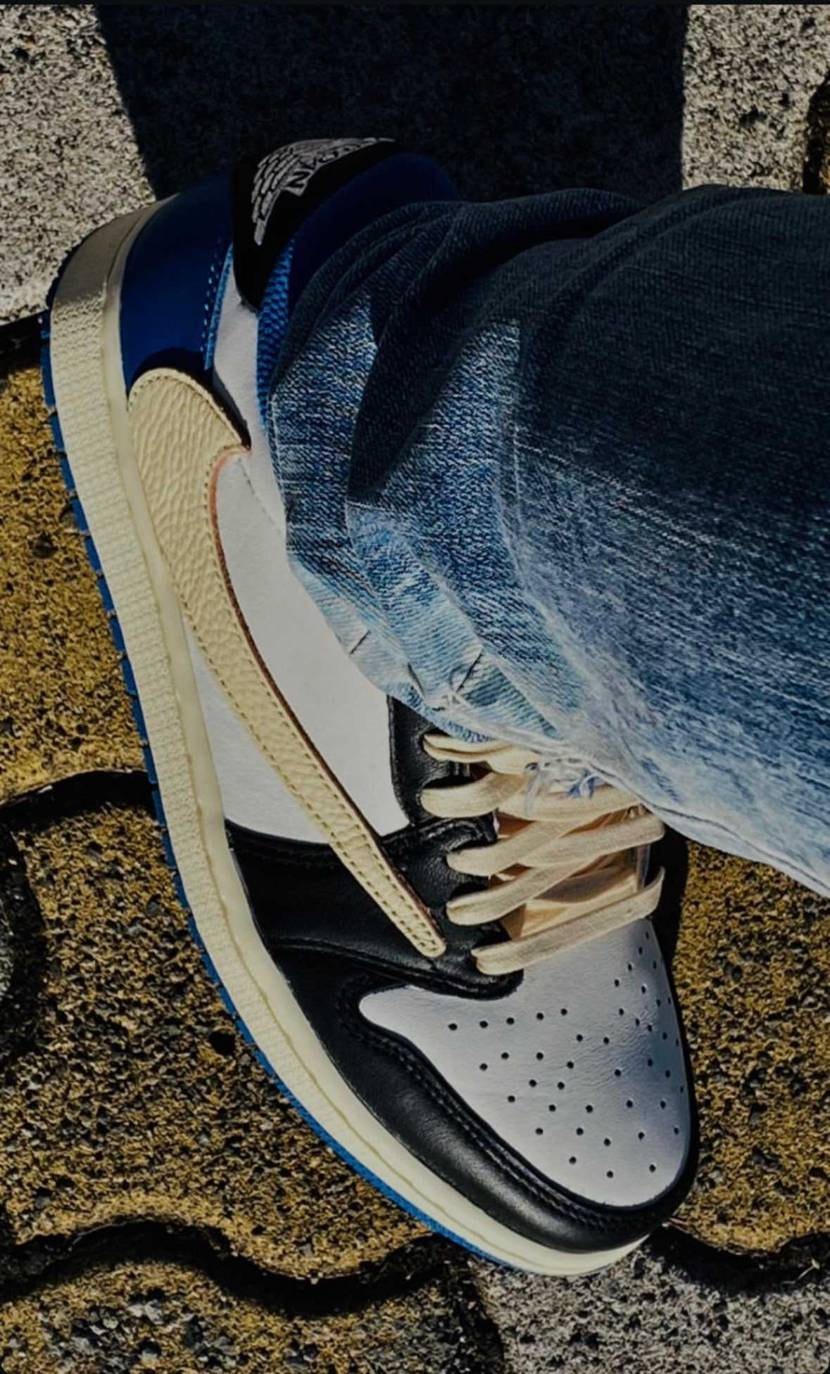 godで前にこいつ当選したんだけど
自分的にはaj1のlow意外とサイズ感大き