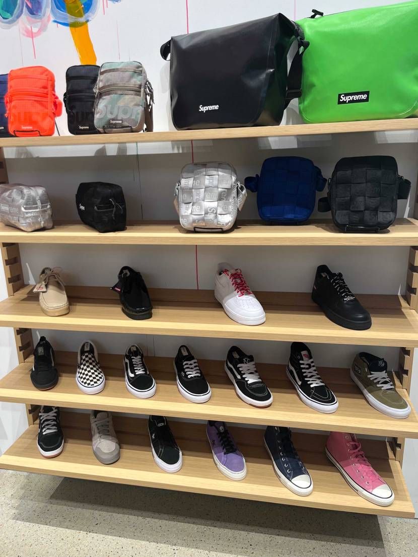 不定期の上海レポートです。
今回はいつものNIKEと先日オ