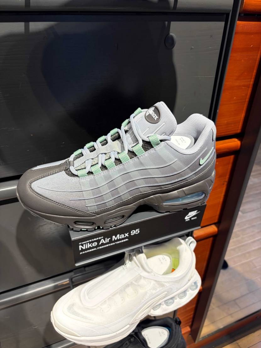 不定期上海レポです。
今回はシュプ、NB、NIKEを見てき