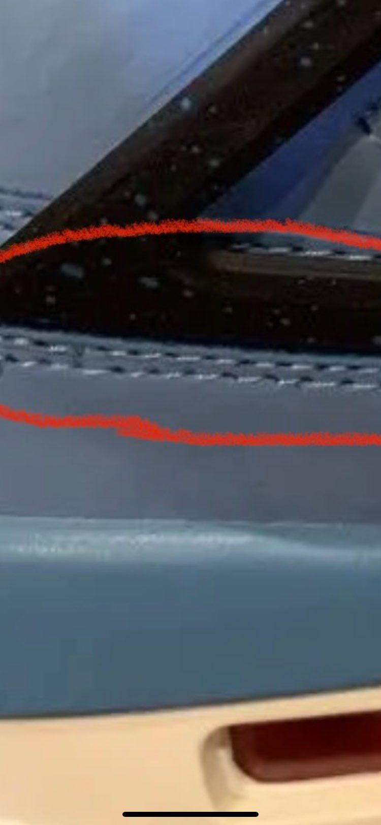 AJ4Travis Scottをお持ちの方に質問なんですがこちらの縫い目は二重に