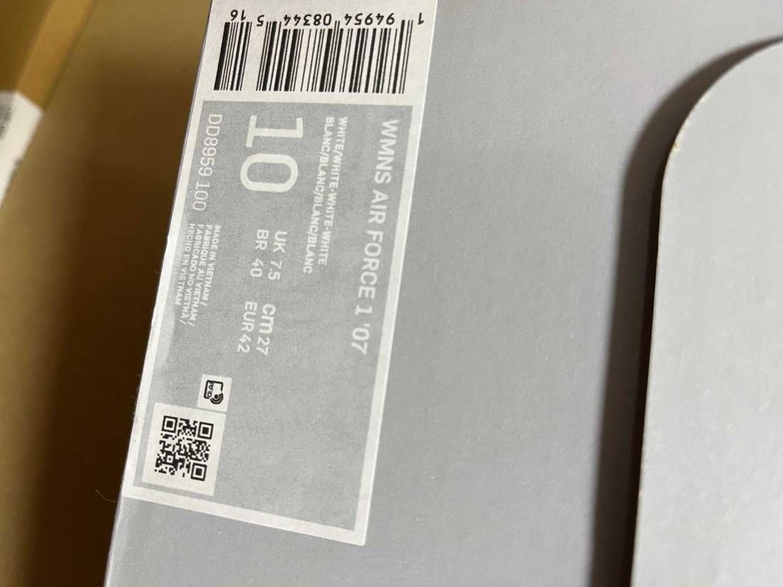 Travis Utopia エアフォース1
US8.5で注文したのに来たらウィ