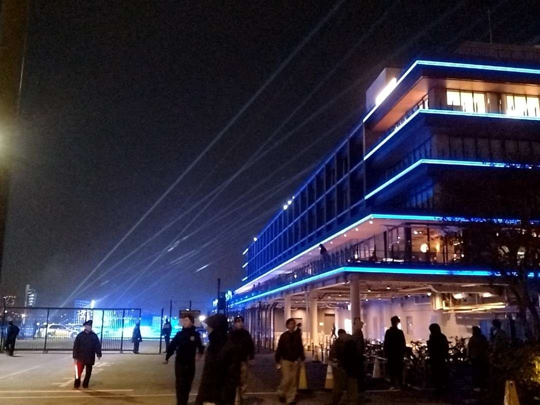 ハンマーヘッドからレーザービームが出てるから
なんだ？と思