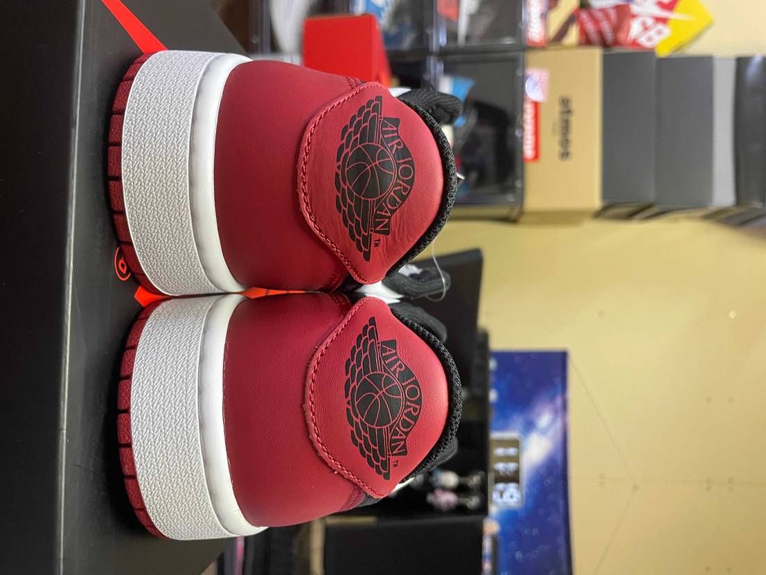 右足はかかと浮いてるし、左足は若干ウイングロゴが左よりな気がする。普通に交換対象