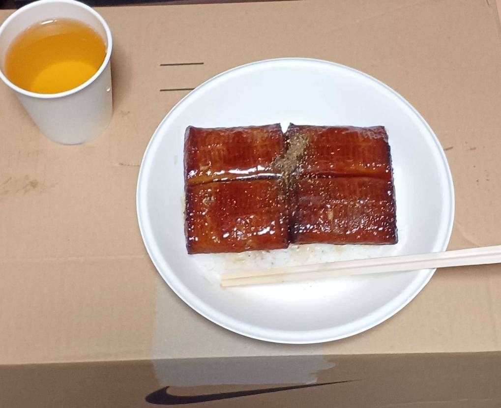 スニーカー買いすぎて貧乏なので鰻カマちゃんを紙皿で食べていま