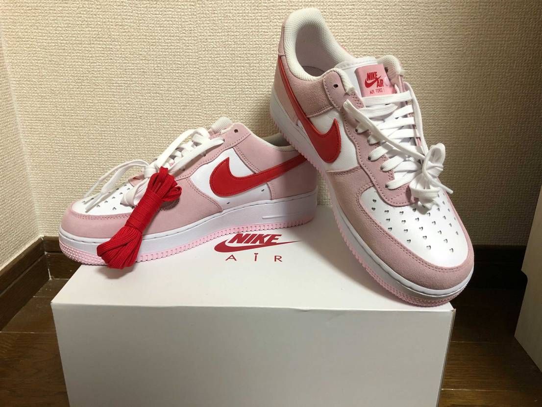 ナイキ最近のスニーカーの品質は残念だ、後ろログのところはホントダメだね🙃