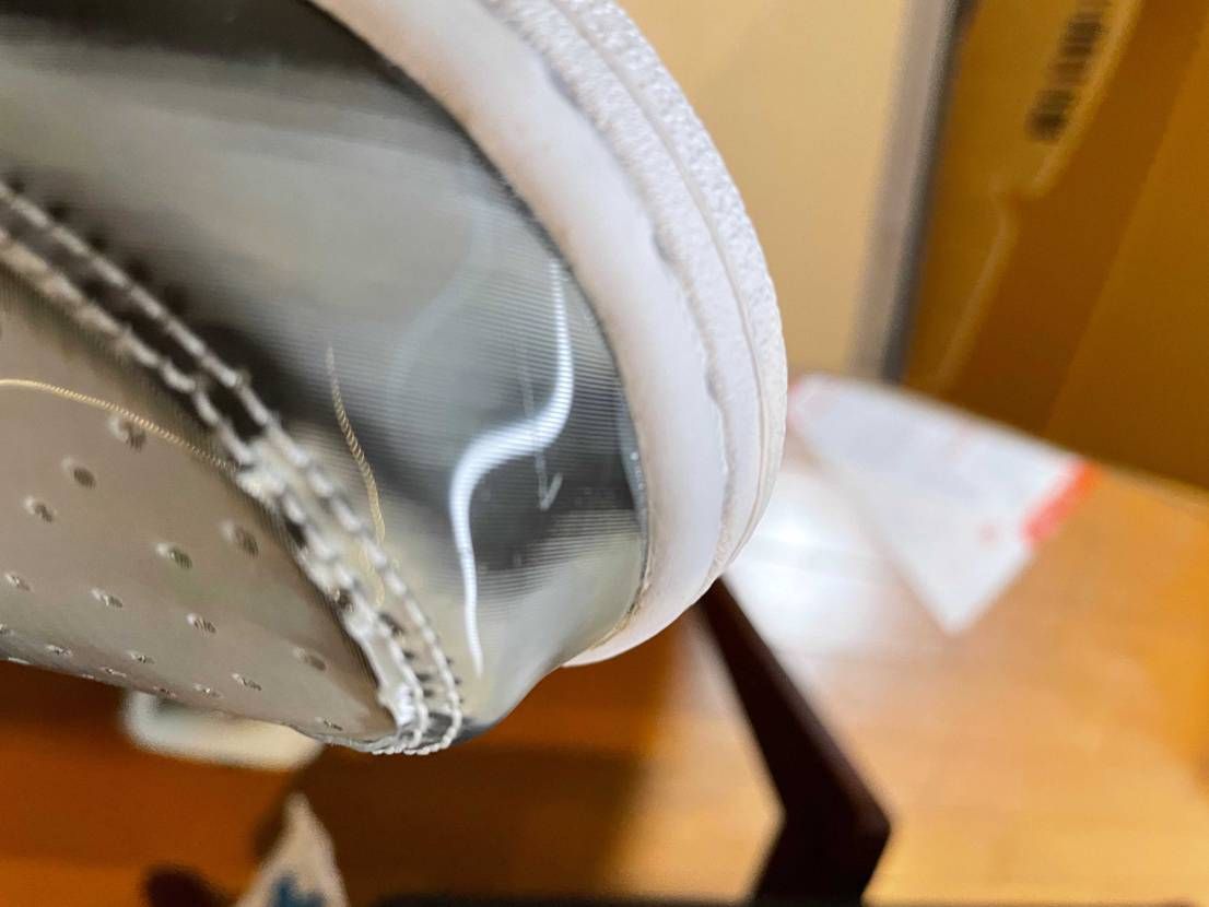 今更ながらSNKRSでCLOTダンク買ったんですけど傷やら接着剤やらつきまくって