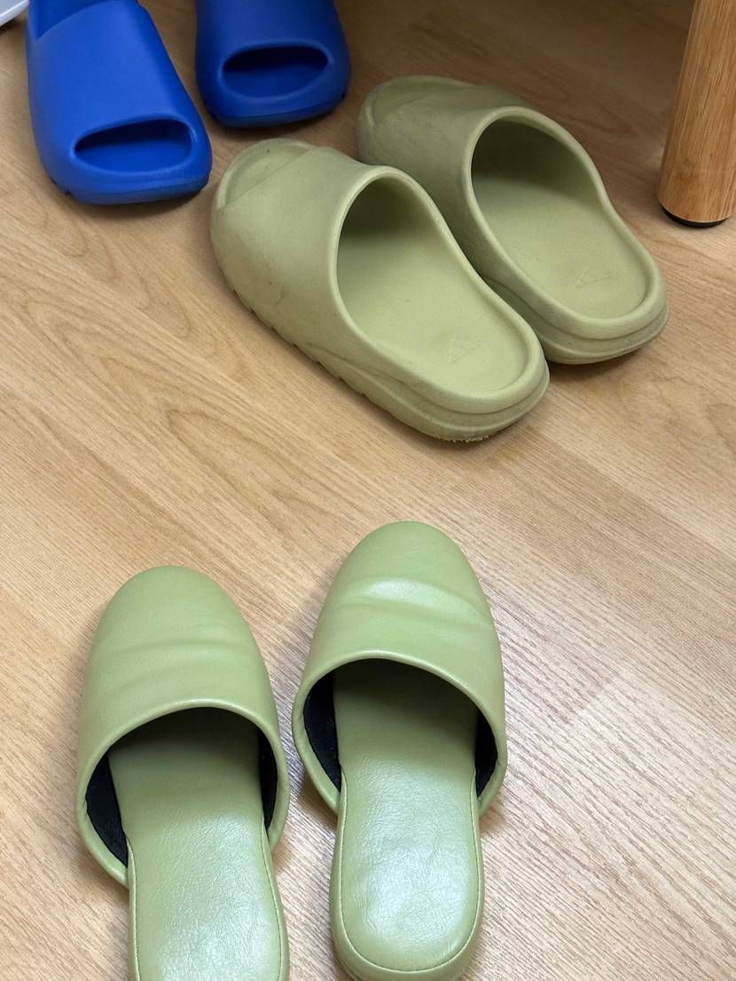 ブランド品として昇華する前のスリッパと、した後のスリッパが同時に撮影できたので投