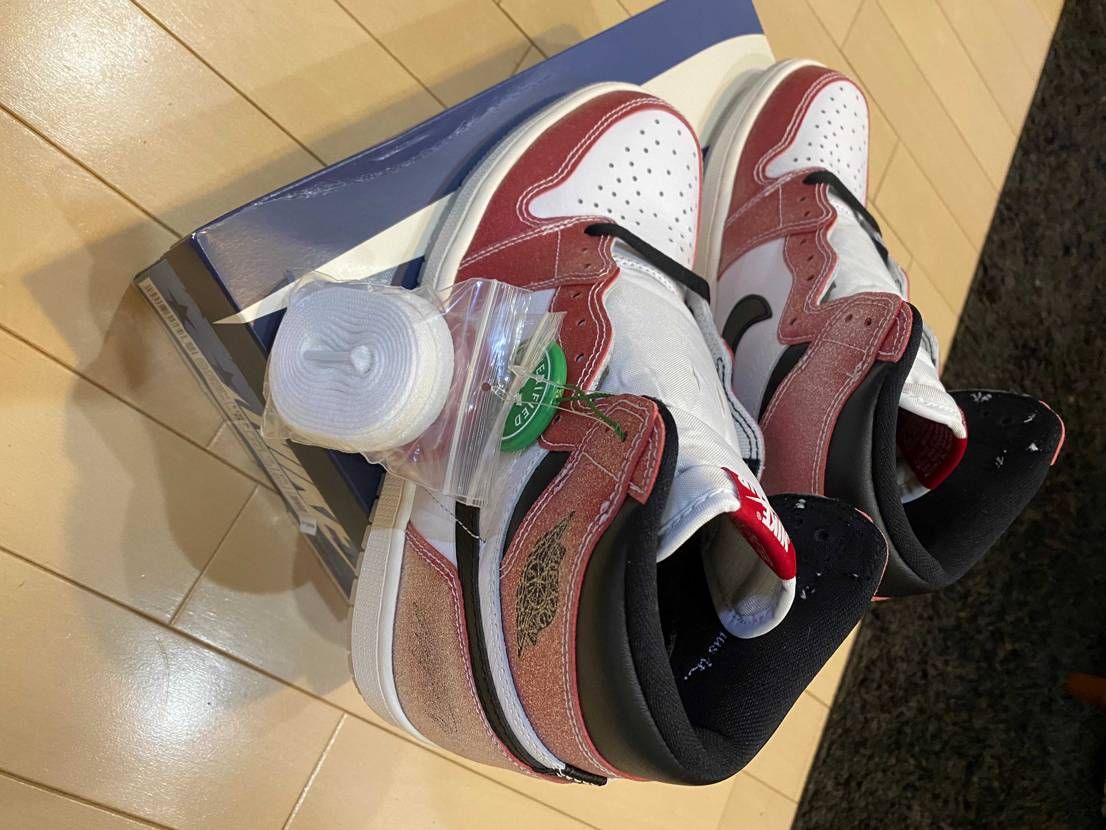 やっときましたー(^^)
stockxで2497.４１ドルで購入して、関税消費