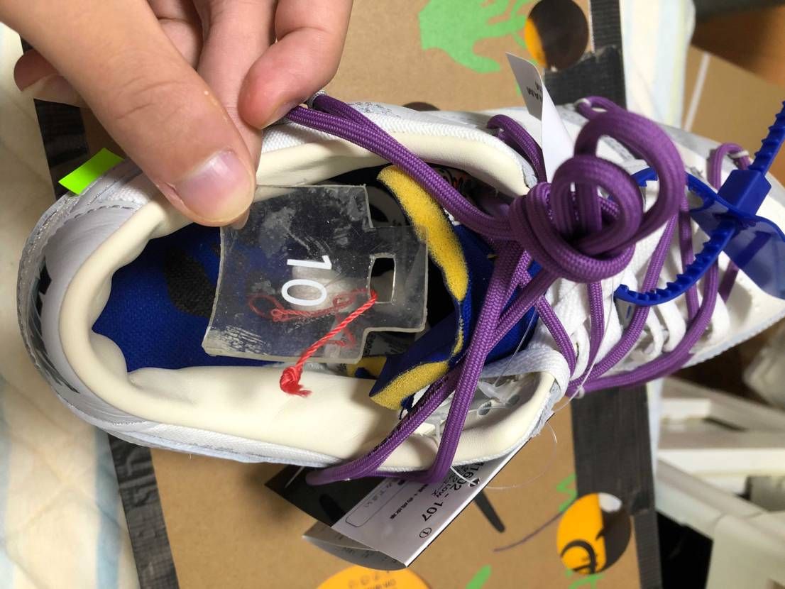 今日lot48が届きました！確認すると中に10と書かれた透明な物が入っていたんで