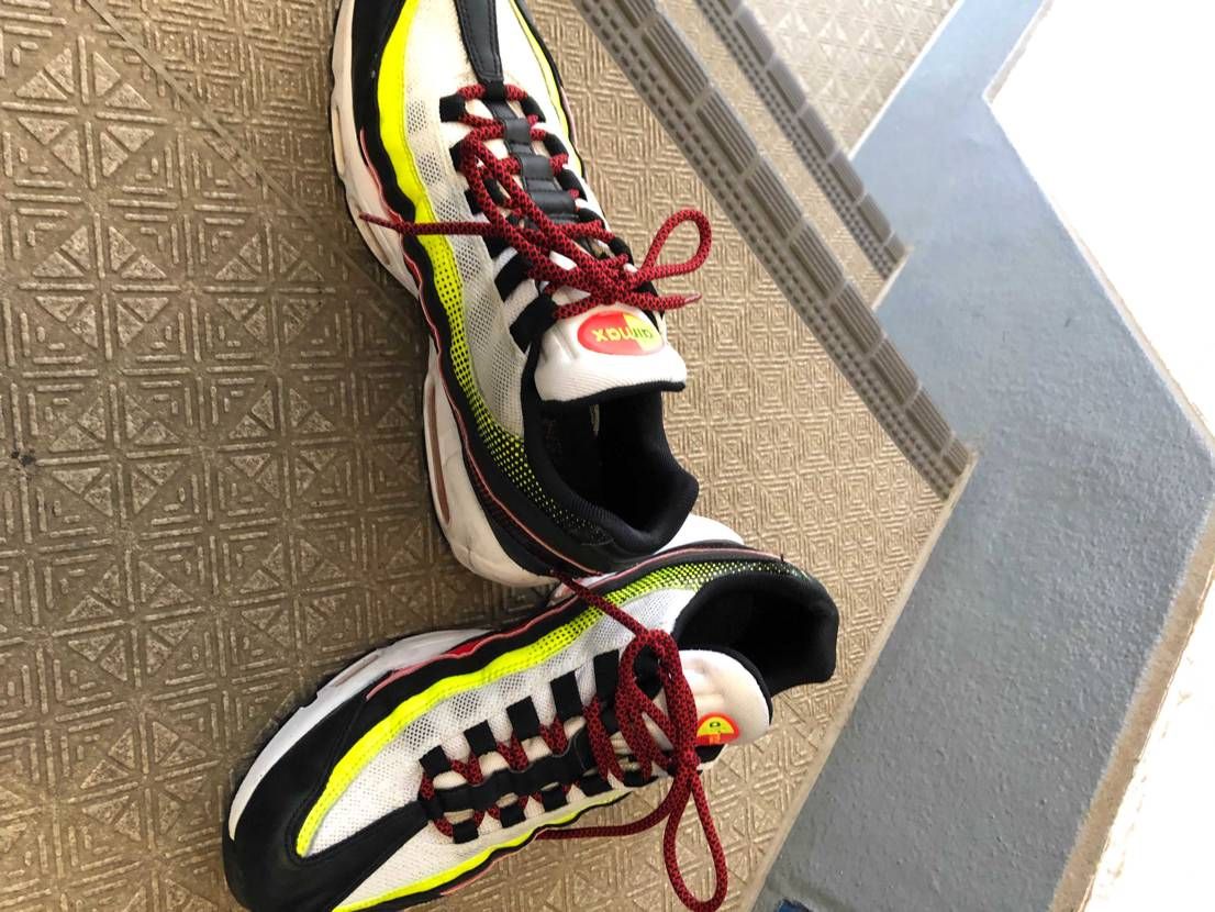 am95レトロフューチャーに
ゲタバコさんの赤黒シューレース
…

…