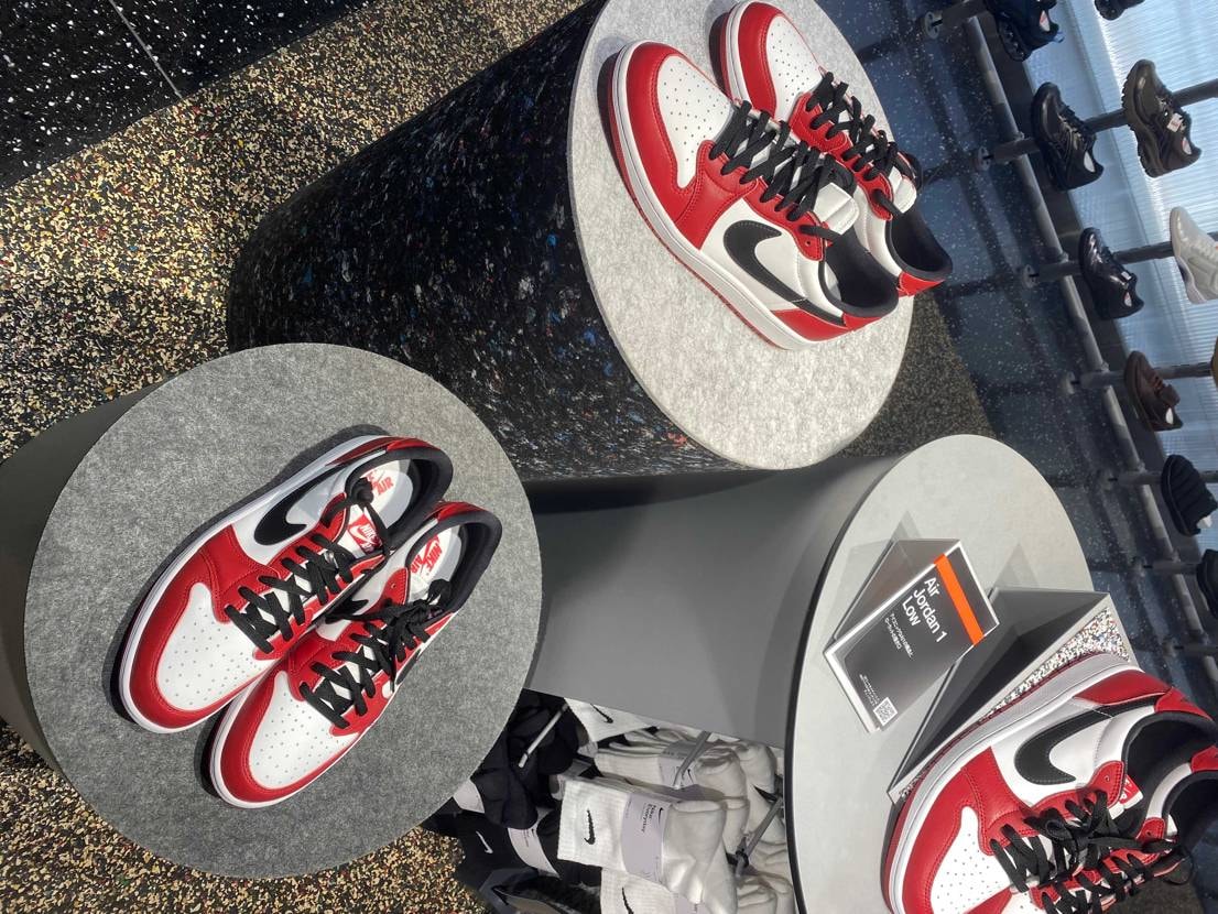 NIKEストアに売ってます！
人はそこそこ来てるみたいですストア限定の15パー