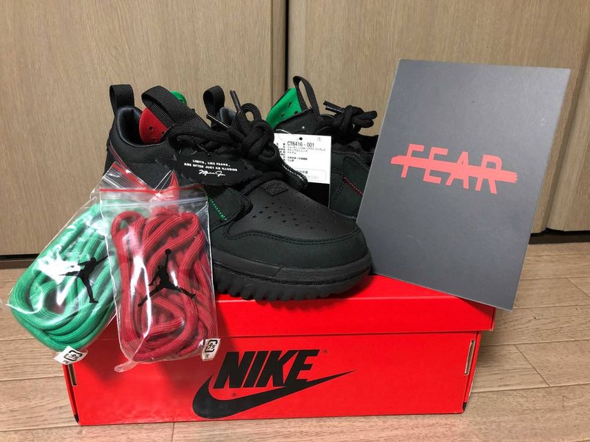 サイズ間違えて購入してしまったので出品しました
箱にヤブレがあるので中古出品で