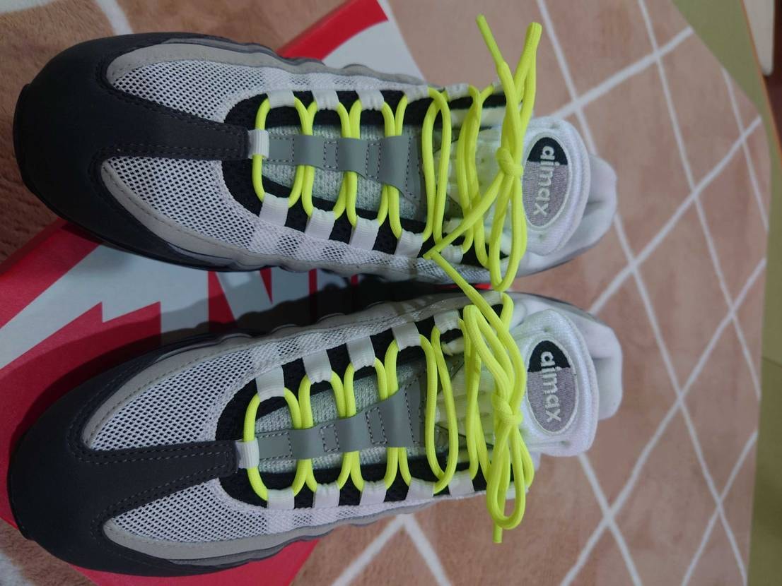 皆さんの投稿を参考に、黄色で1週間履いてみた。
少し明るす