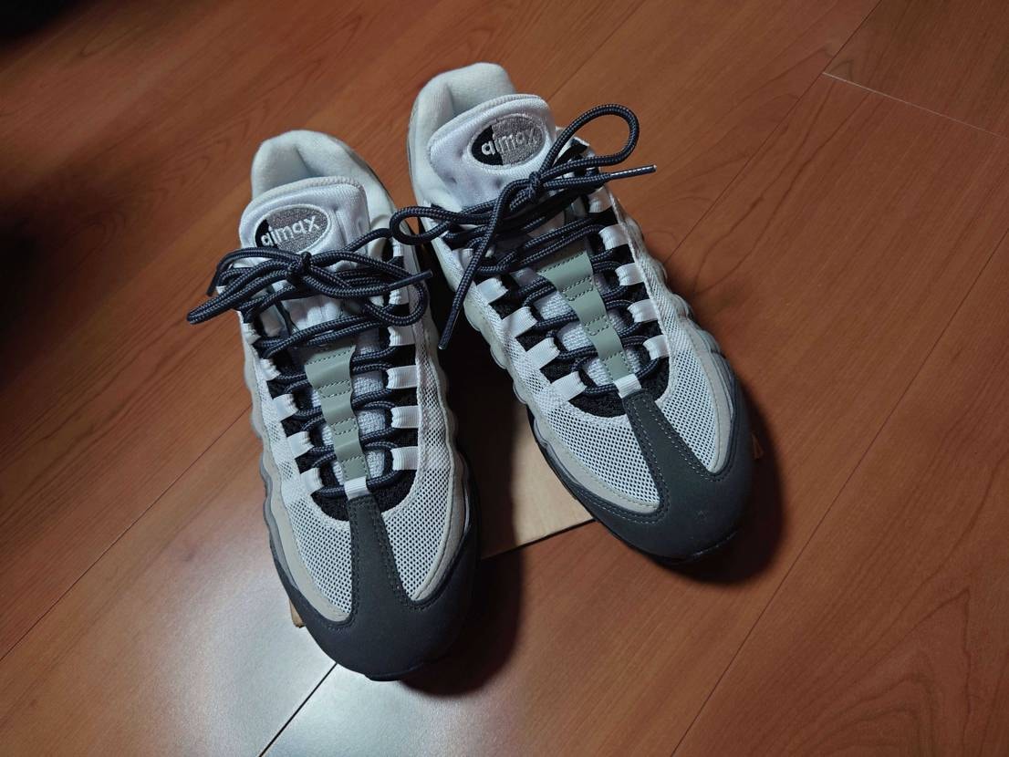 皆さんの投稿を参考に、黄色で1週間履いてみた。
少し明るすぎか…次、ダークグレ