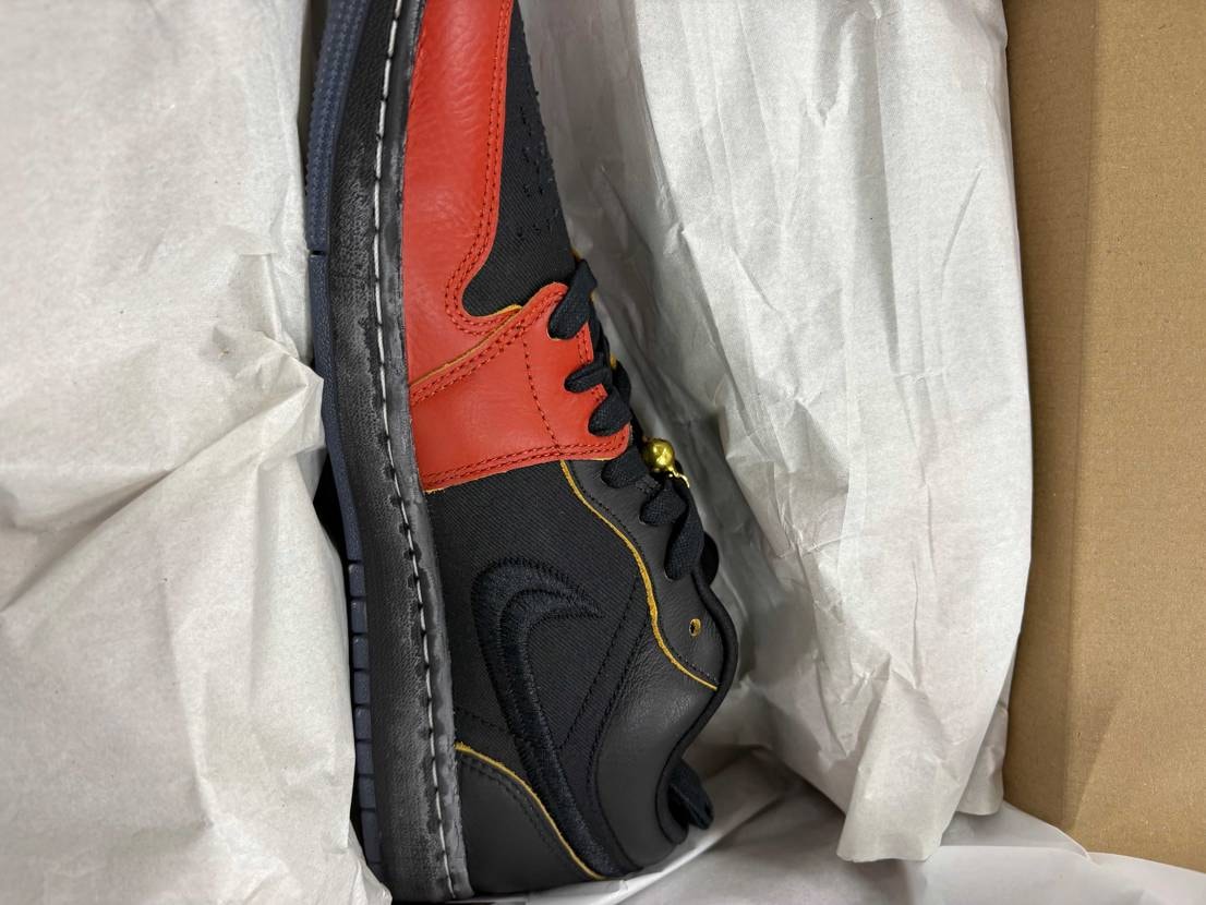 T23の先行発売で買えましたが、
ミッドソール部分が粉吹き？みたいになってまし