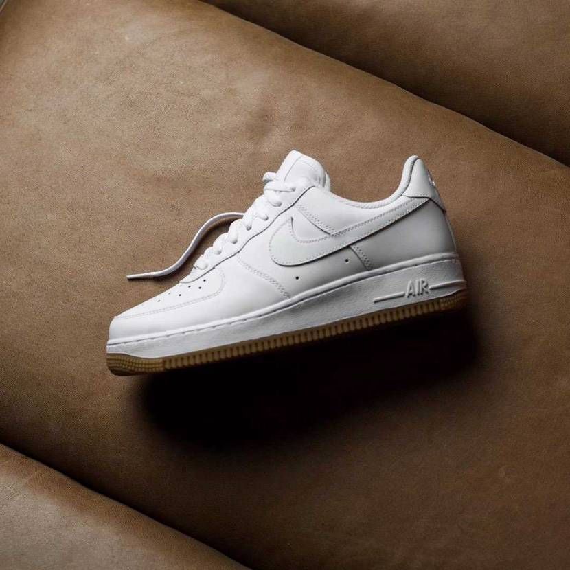 カッコいいと思ったけど全く話題になってないんですね🤔
白のAF1持ってたら要ら