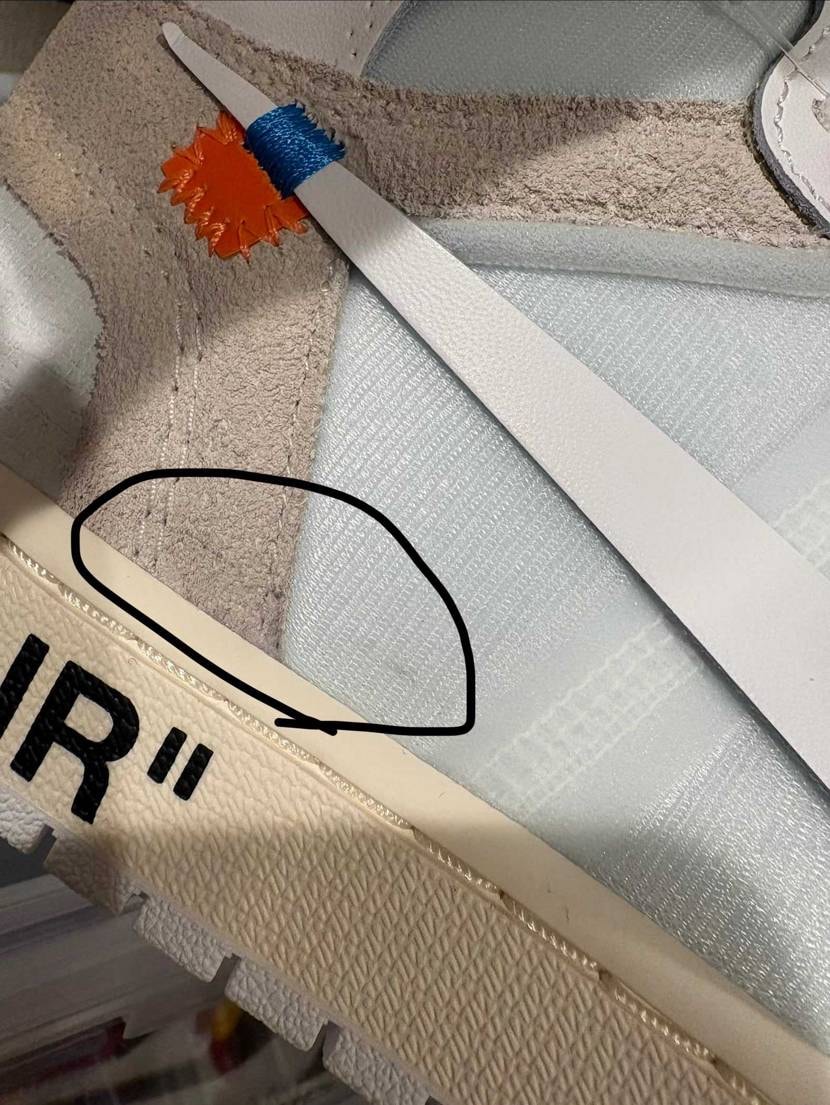 スニーカーズから届きましたが複数に黒い汚れが😭
他の部分は濡れタオルで擦って落