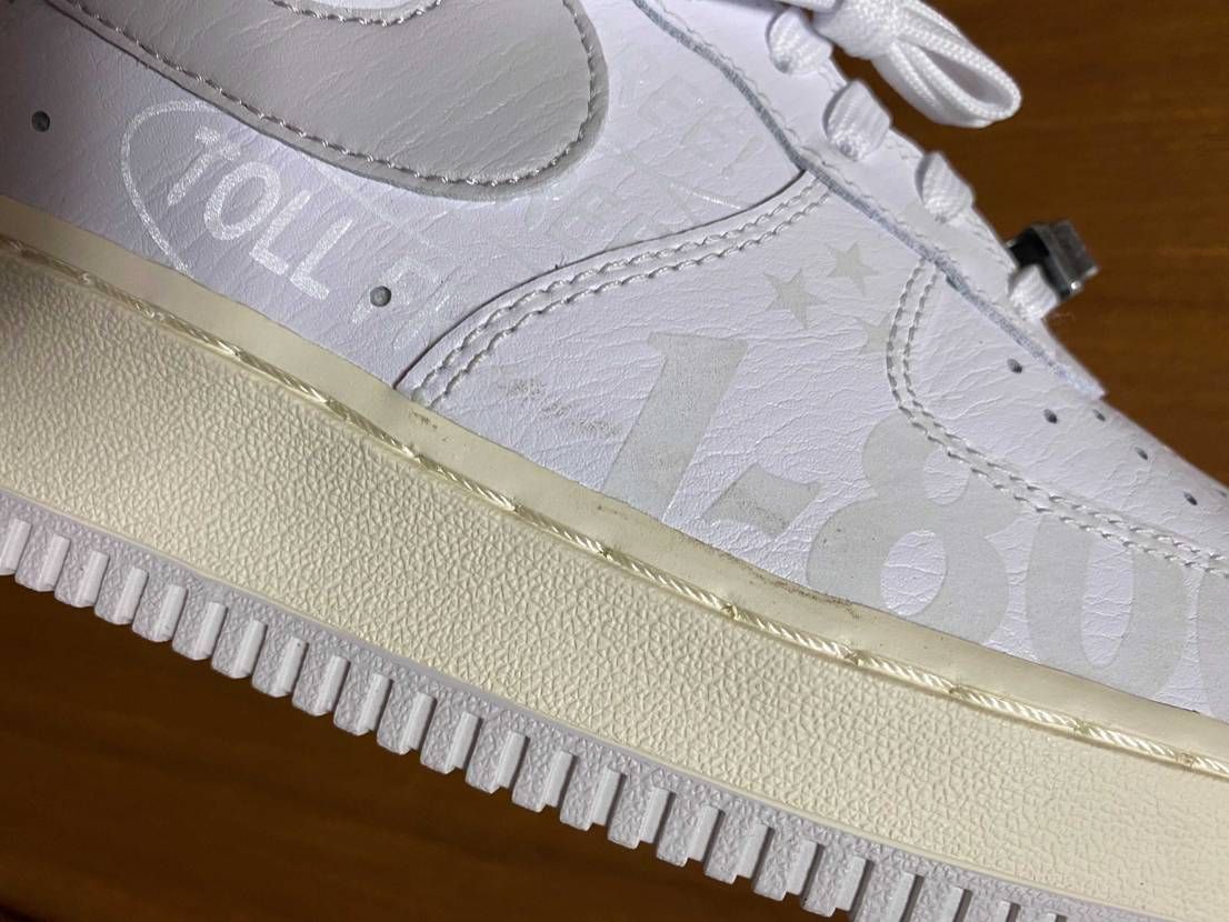 本日、AF1 1-800が届いたのですが、初めてのナイキクオリティ…
こすった